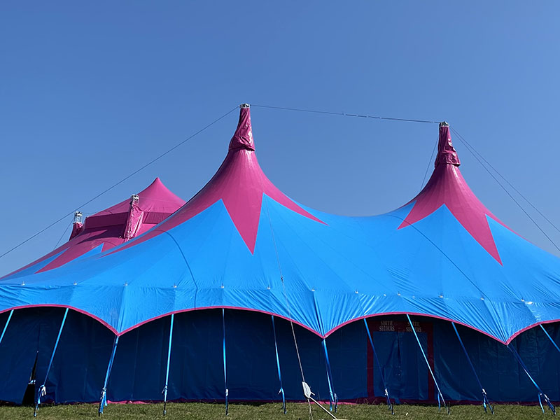 Location de chapiteau bleu et fushia