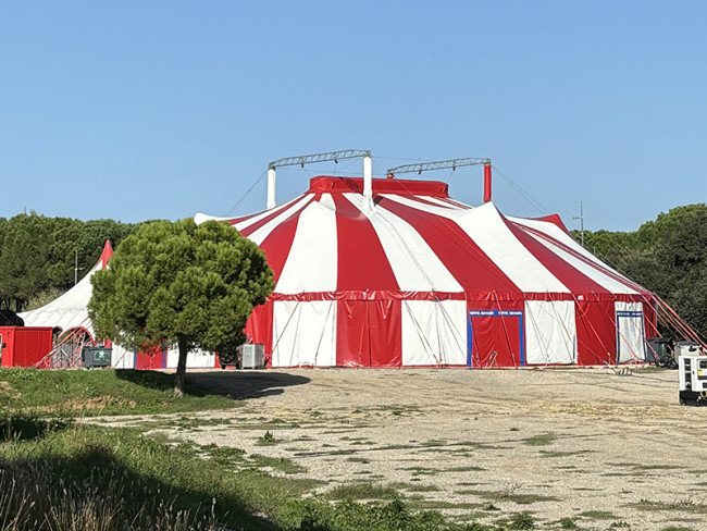 Vue extérieure du chapiteau géant rond rouge et blancde 45m de diamètre