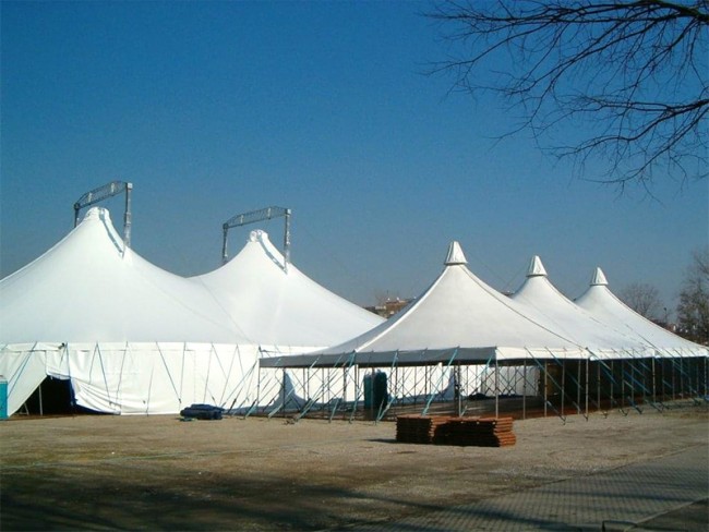 Photo de présentation du chapiteau 15x31m blanc en extérieur