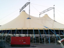 Vue de face et extérieur du chapiteau pour vos spectacles et concerts en France