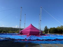 Démontage d'un chapiteau en France